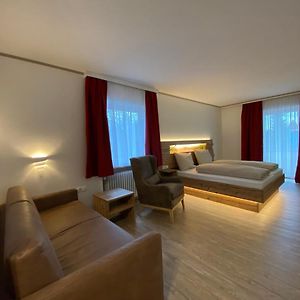 Großes Zimmer mit Kingsize-Bett