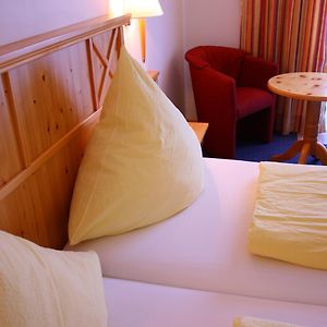 Zimmer mit Kingsize-Bett